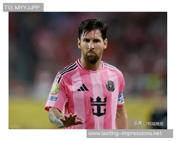 足球明星粉色头发女生的时尚魅力与青春活力展现